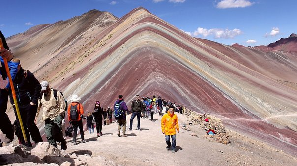 Minera renuncia a concesiÃ³n de MontaÃ±a de Siete Colores para salvaguardar su integridad