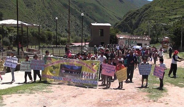 ​Escolares, padres de familia y docentes bloquean vía pidiendo nueva escuela