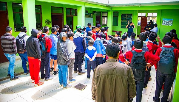 Intervienen a decenas de escolares en cabinas de Internet durante horario de clases