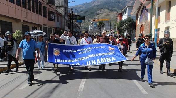 Abancay se halla paralizada en exigencia a la renuncia del rector de la Unamba