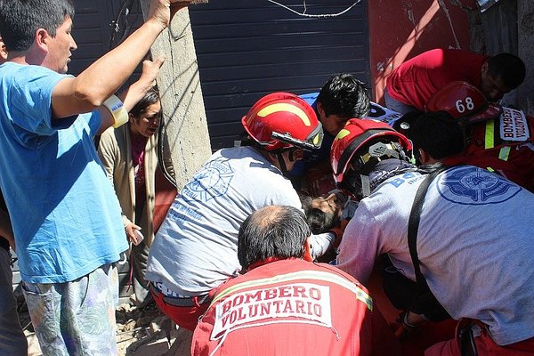 Familia salva de morir aplastada por volquete sin frenos (FOTOS)