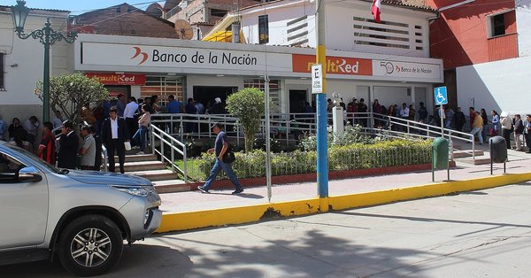 Largas colas se formaron en agencia Abancay del Banco de la Nación