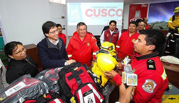 Bomberos de Cusco reciben equipo de protección para incendios forestales (FOTOS)