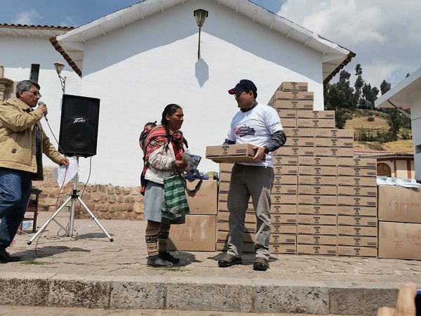 “Dona tus Caloría” entrega donación de leche a niños de Huanoquite