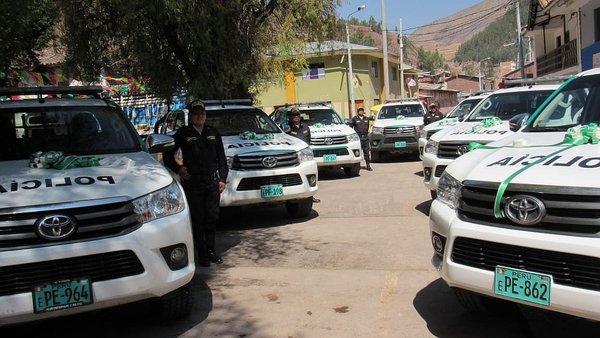 Entregan camionetas y equipos de cómputo para comisarías de Cotabambas