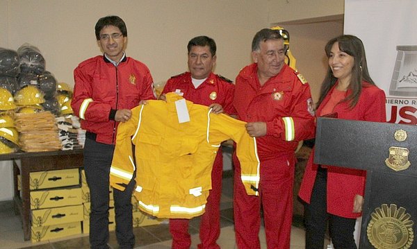 Entregan equipos de protección personal a bomberos de Cusco