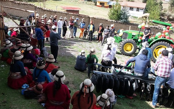 Entregan tractores agrícolas a comunidades de Qqeullabamba y Pichaca