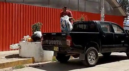 Captan a funcionario regional arrojando basura en vía pública