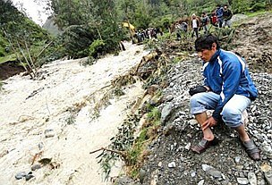 Continúa búsqueda de desaparecida tras vuelco de trimoto a río en Cusco