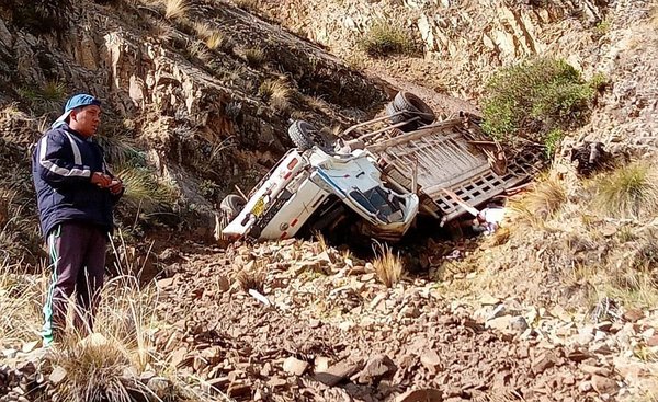 Dos fallecidos y dos heridos graves tras vuelco de camión en Cusco (FOTOS)