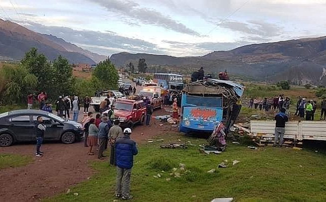 Seis escolares de 6to de primaria y un adulto mueren en caída de bus, en Huacarpay (VIDEO y FOTOS)