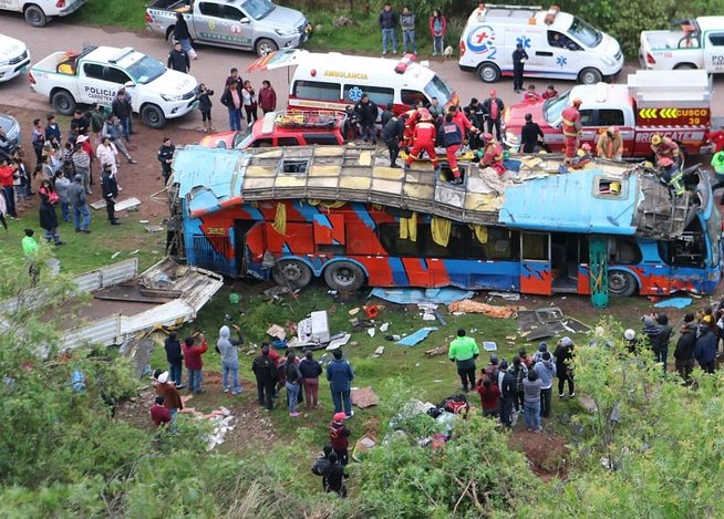 Seis escolares de 6to de primaria y un adulto mueren en caída de bus, en Huacarpay (VIDEO y FOTOS)