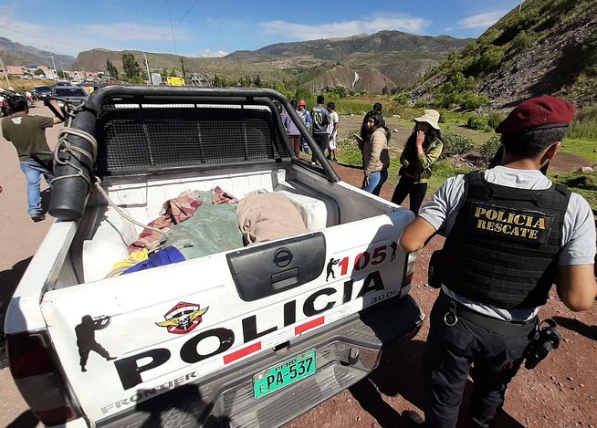 Seis escolares de 6to de primaria y un adulto mueren en caída de bus, en Huacarpay (VIDEO y FOTOS)