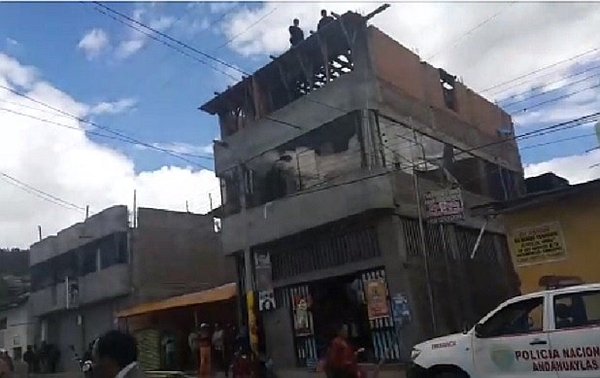 Obrero muere electrocutado en tercer piso de vivienda en construcción