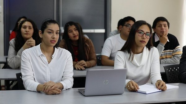 Estudiantes cusqueños postulan a las becas universitarias de EsSalud