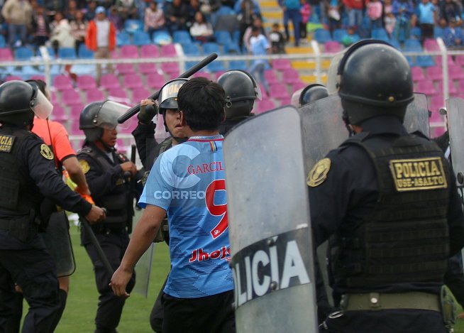 Copa Perú: Batalla campal en el Deportivo Garcilaso VS. Deportivo Llacuabamba (FOTOS)