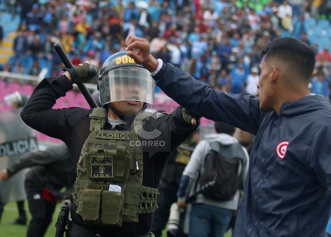 Copa Perú: Batalla campal en el Deportivo Garcilaso VS. Deportivo Llacuabamba (FOTOS)