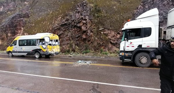 Vehículo que iba a la montaña de Siete Colores sufre colisión, hay 18 turistas heridos en Cusco 